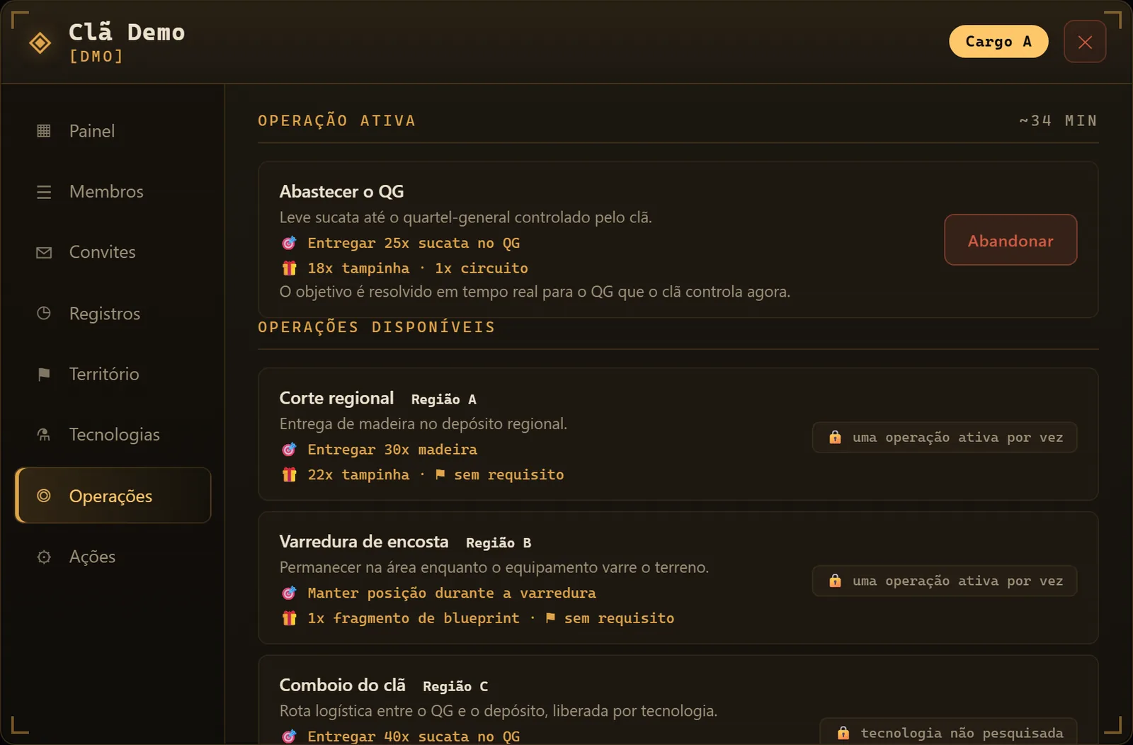 Aba de operações no tablet de clã, com a operação ativa no topo e três disponíveis abaixo, cada uma com objetivo, recompensa, requisito e o motivo de estar bloqueada.